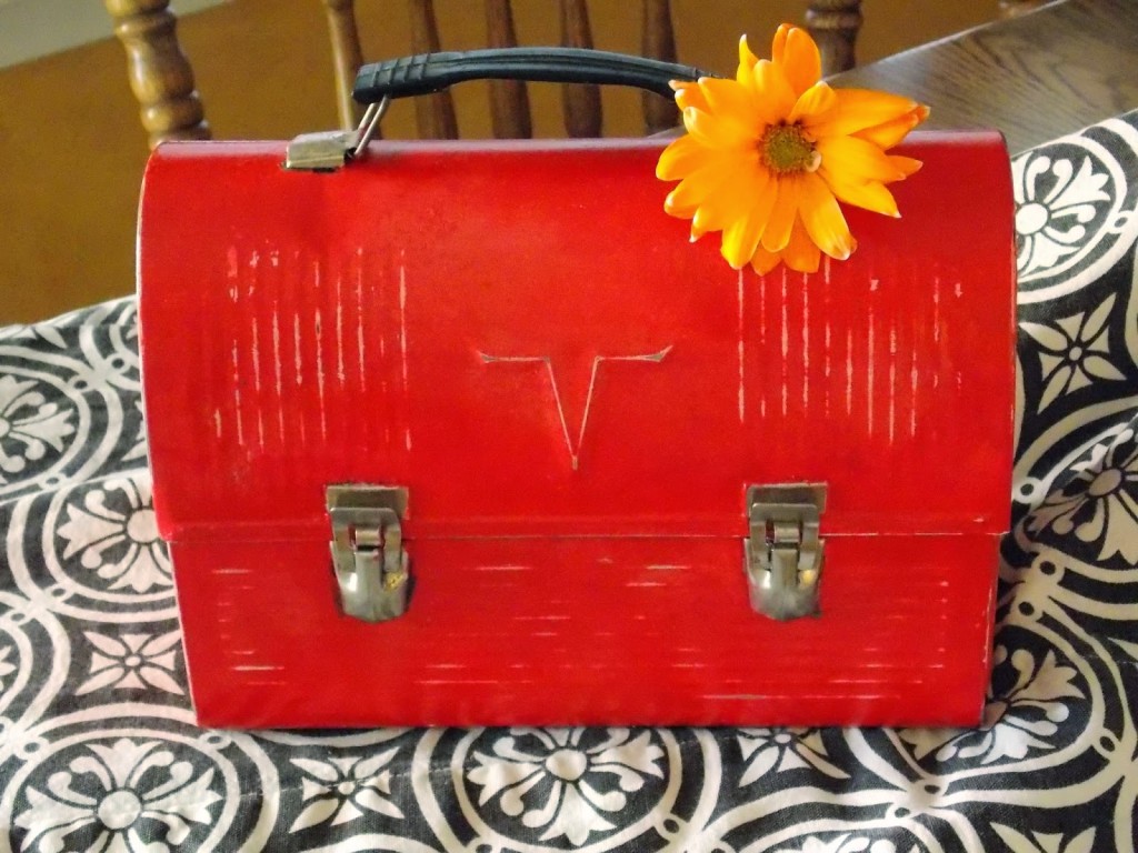 vintage-lunchbox-painted-red-purse
